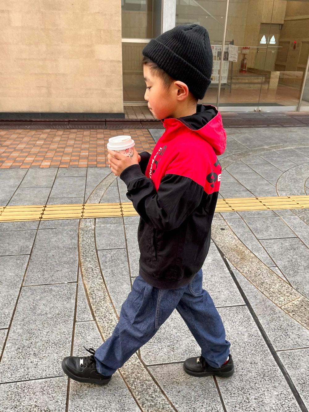 ブルー系のデニムパンツ、ブラック系のスニーカー、グレー系のその他パンツを着用したキッズの春コーディネートの2枚目の写真