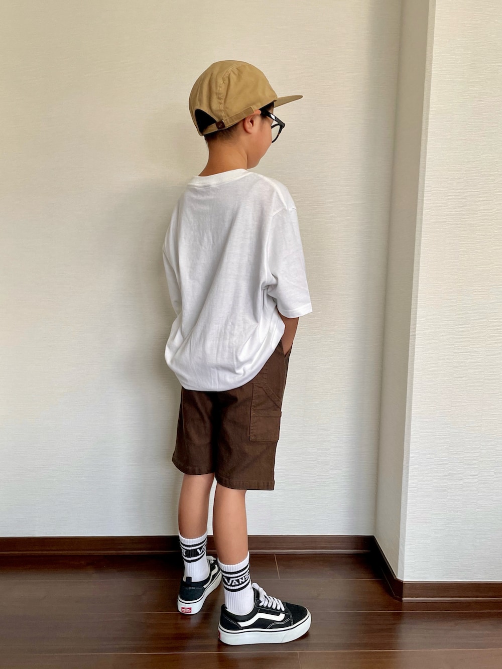 ホワイト系のTシャツ/カットソー、その他のその他パンツ、ブラック系のスニーカーを着用したキッズの夏コーディネートの2枚目の写真