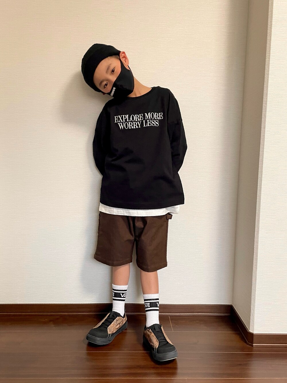 ブラック系のTシャツ/カットソー、ホワイト系のタンクトップ、その他のその他パンツを着用したキッズの春コーディネートの2枚目の写真