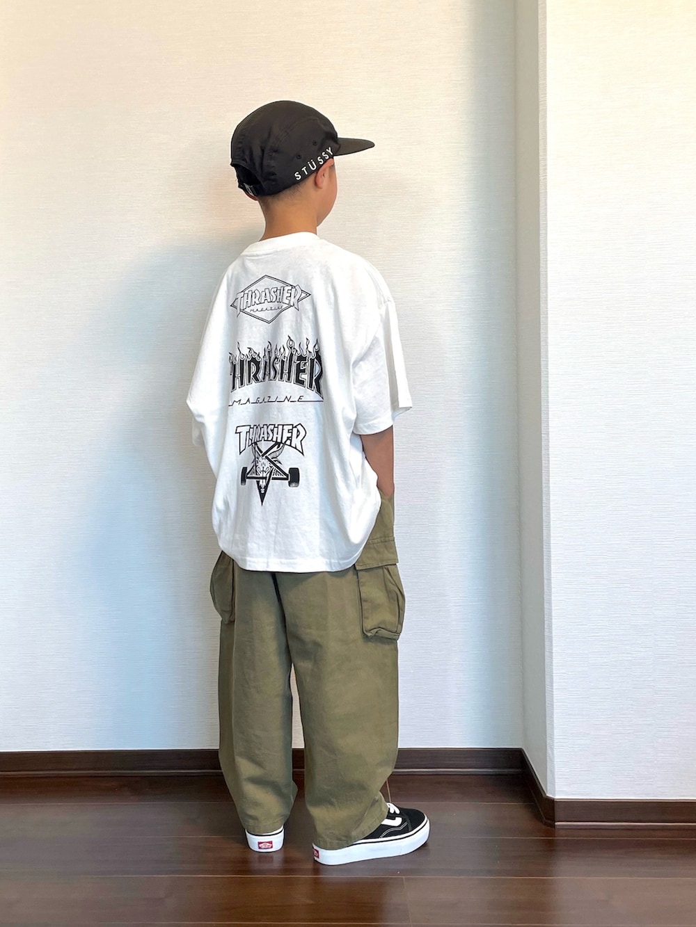 ホワイト系のTシャツ/カットソー、グリーン系のカーゴパンツ、ブラック系のスニーカーを着用したキッズの夏コーディネートの2枚目の写真