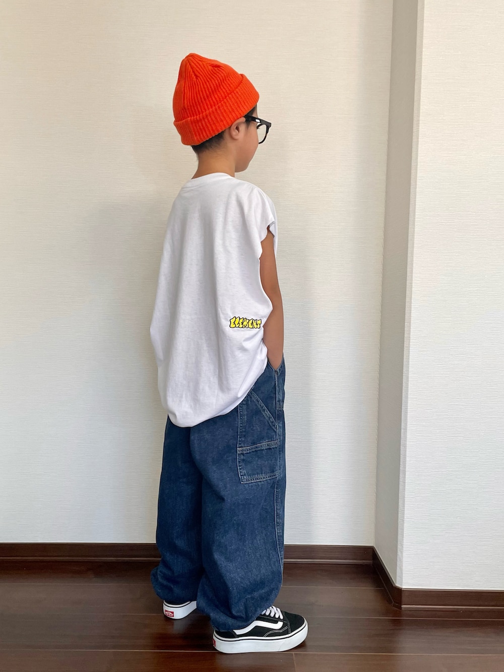 ブルー系のデニムパンツ、ホワイト系のTシャツ/カットソー、ブラック系のスニーカーを着用したキッズの夏コーディネートの2枚目の写真