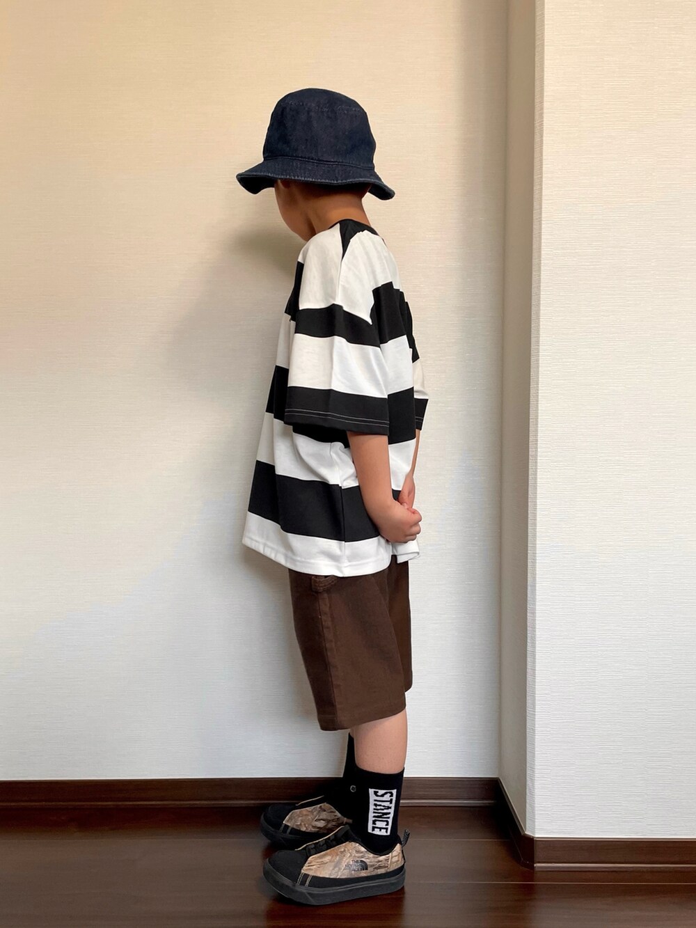 ブラック系のTシャツ/カットソー、その他のその他パンツ、グリーン系のスニーカーを着用したキッズの春コーディネートの2枚目の写真