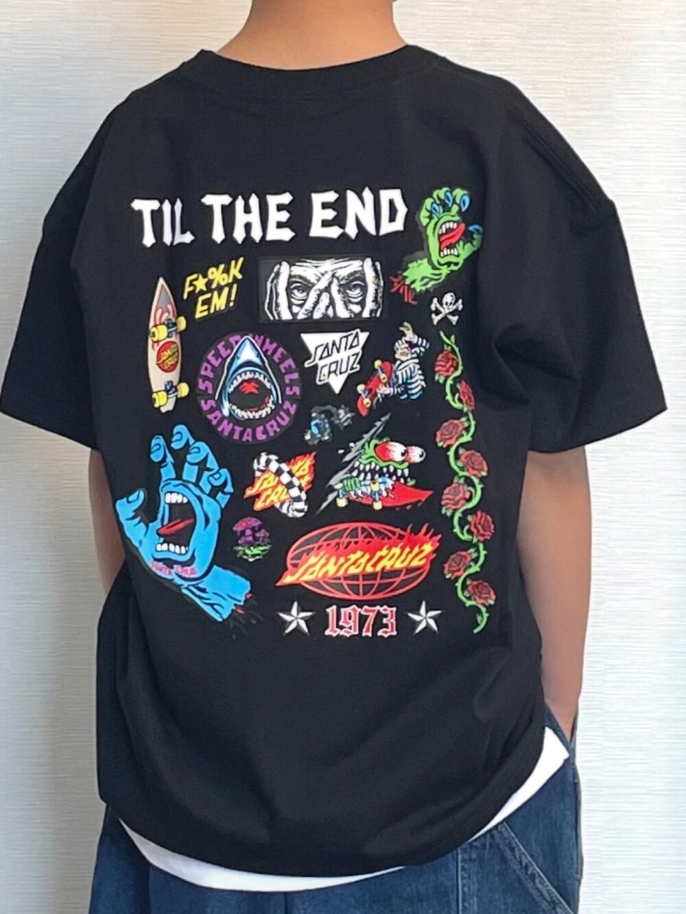 ブラック系のTシャツ/カットソー、ホワイト系のタンクトップ、ブルー系のデニムパンツを着用したキッズの春コーディネートの3枚目の写真