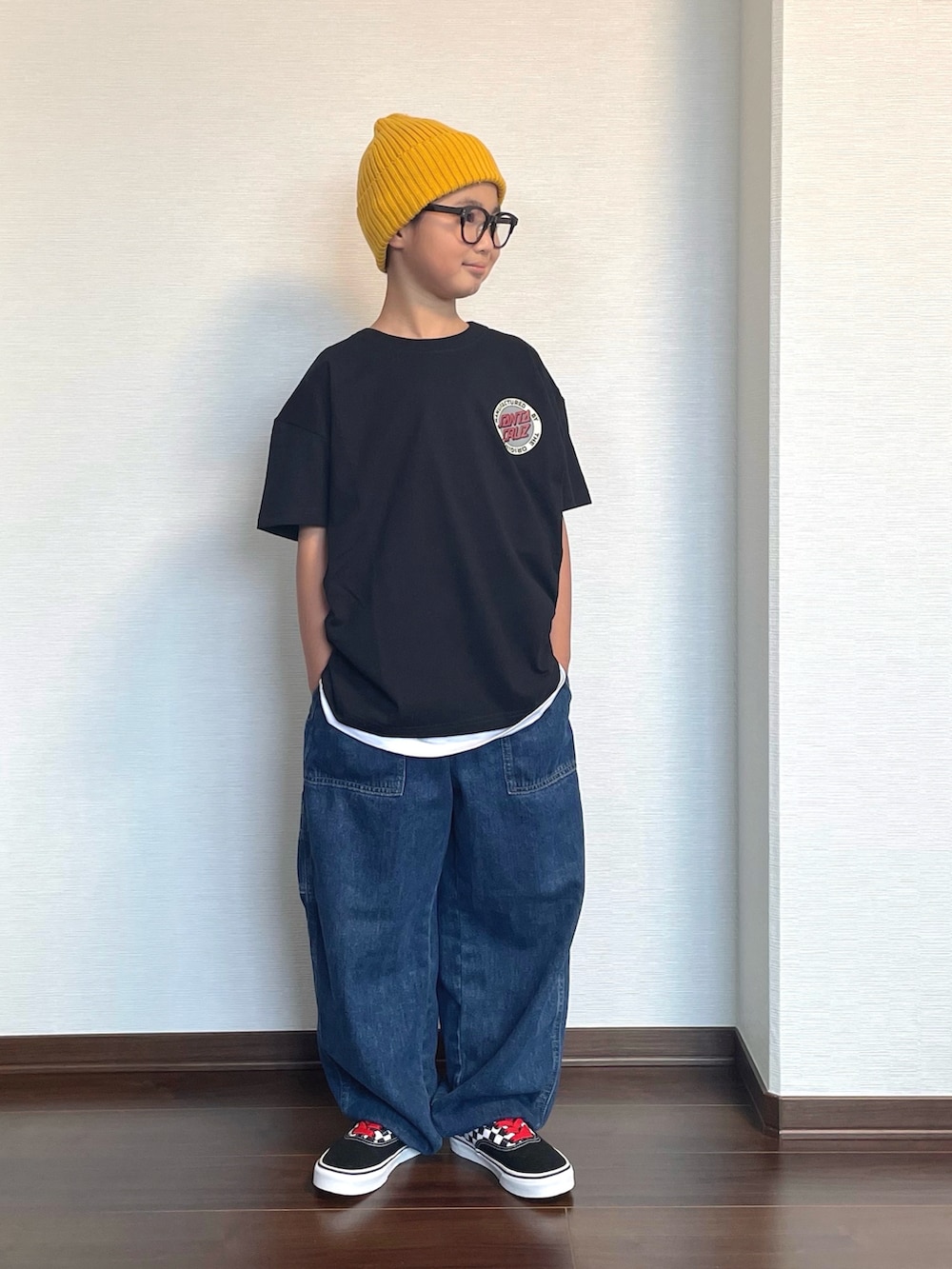 ブラック系のTシャツ/カットソー、ホワイト系のタンクトップ、ブルー系のデニムパンツを着用したキッズの春コーディネートの2枚目の写真