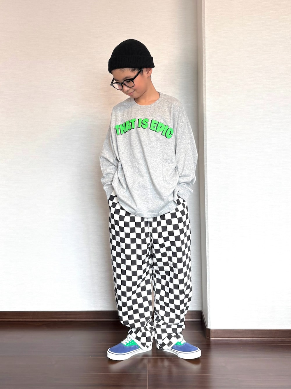 グレー系のTシャツ/カットソー、ブラック系のその他パンツ、ブルー系のスニーカーを着用したキッズの秋コーディネートの2枚目の写真