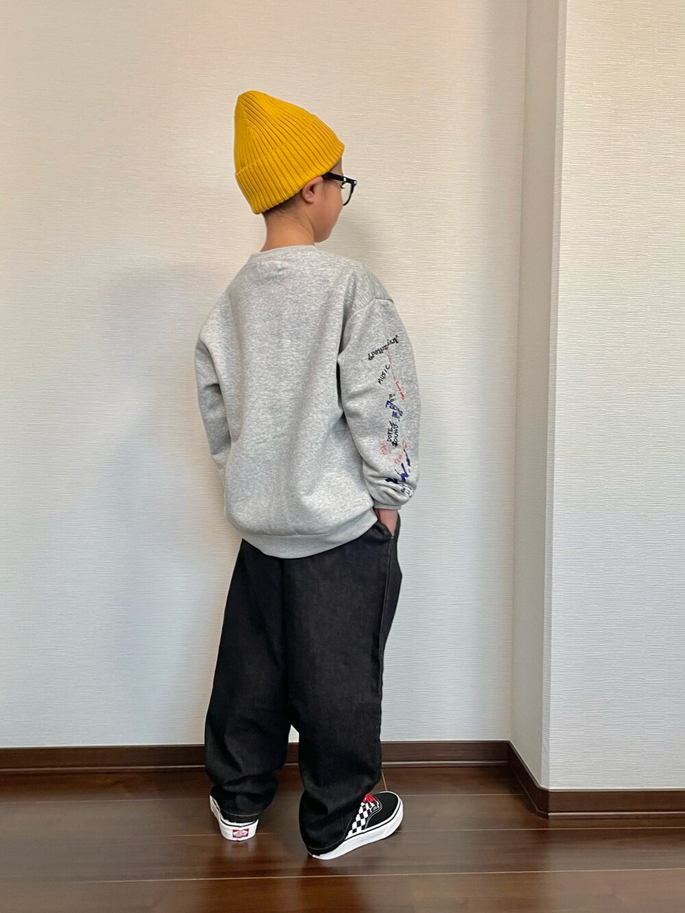 グレー系のスウェット、ブラック系のデニムパンツ、その他のスニーカーを着用したキッズの冬コーディネートの2枚目の写真