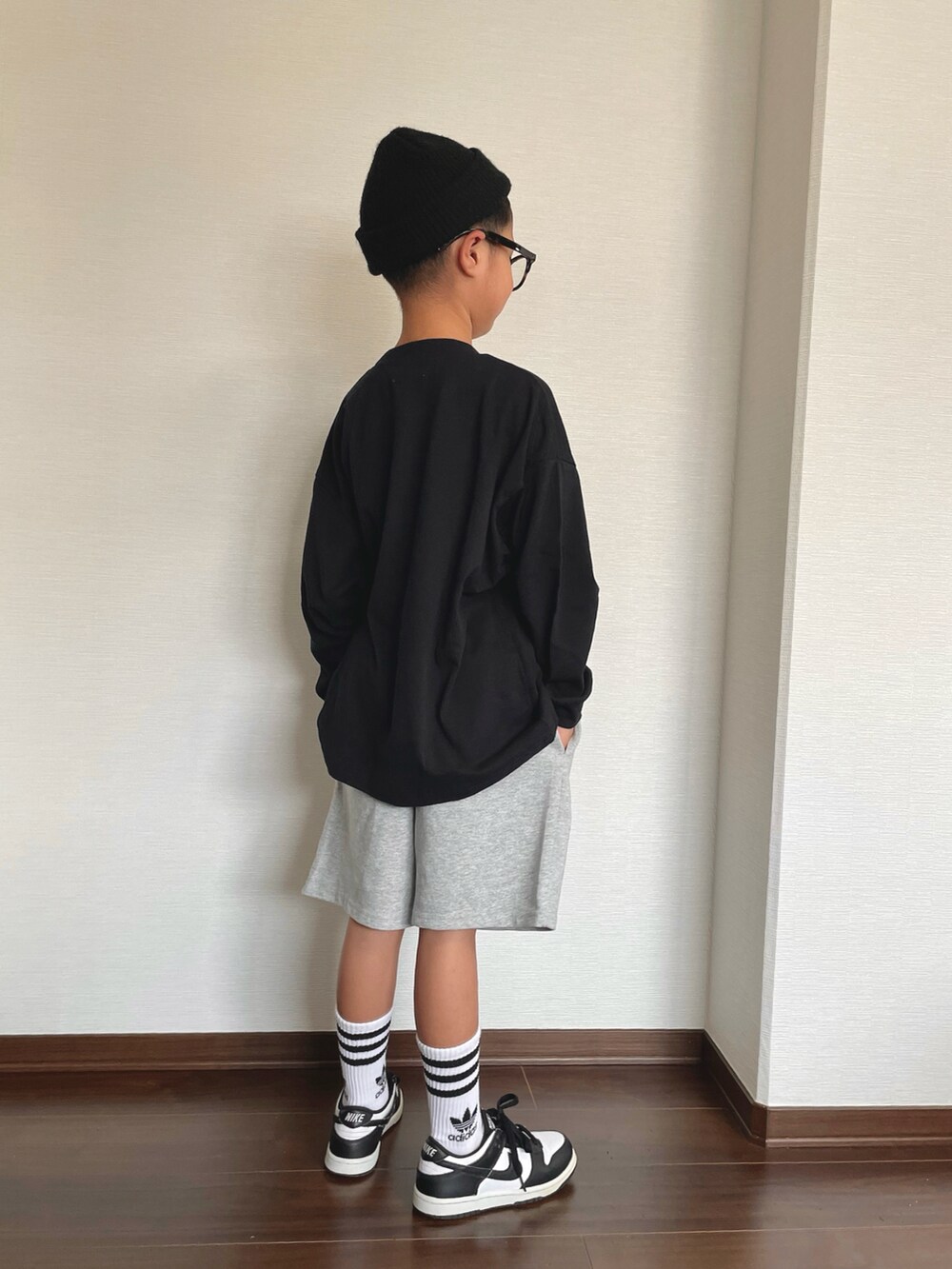 ブラック系のTシャツ/カットソー、グレー系のその他パンツ、ブラック系のスニーカーを着用したキッズの秋コーディネートの2枚目の写真