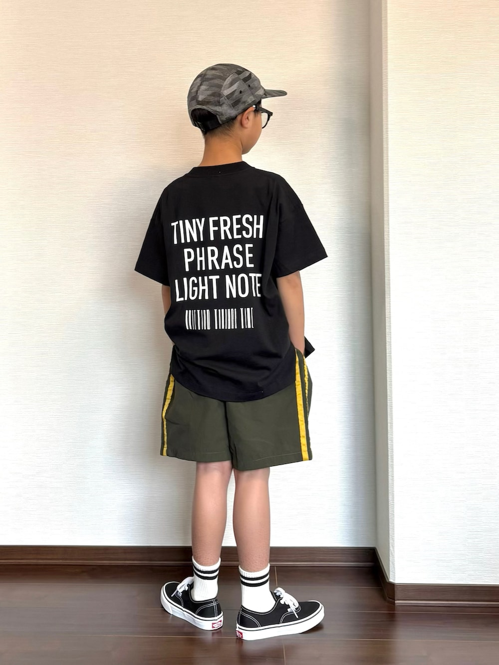ブラック系のTシャツ/カットソー、グリーン系のその他パンツ、ブラック系のスニーカーを着用したキッズの夏コーディネートの2枚目の写真
