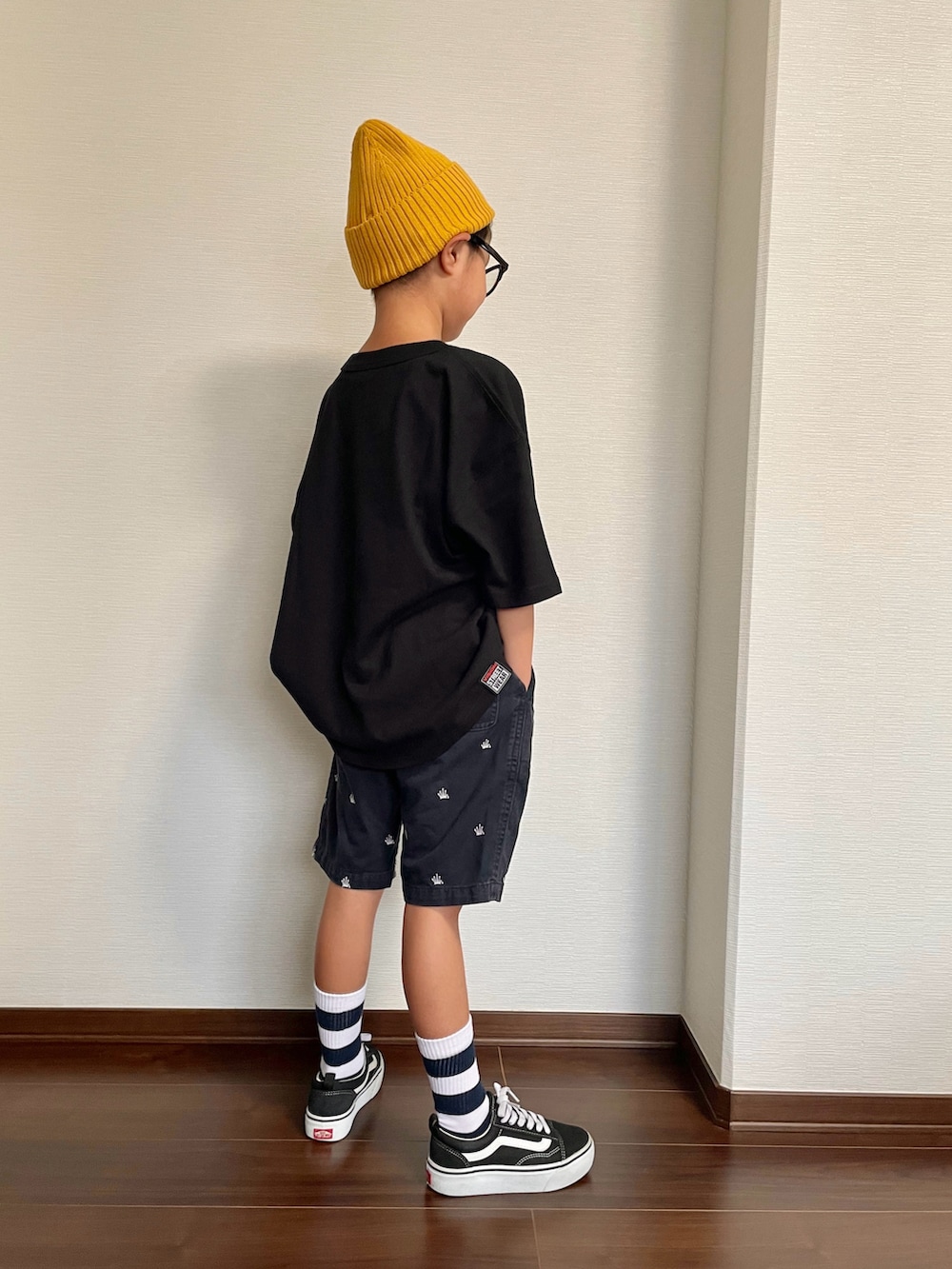 ブラック系のTシャツ/カットソー、ブラック系のパンツ、ブラック系のスニーカーを着用したキッズの夏コーディネートの2枚目の写真