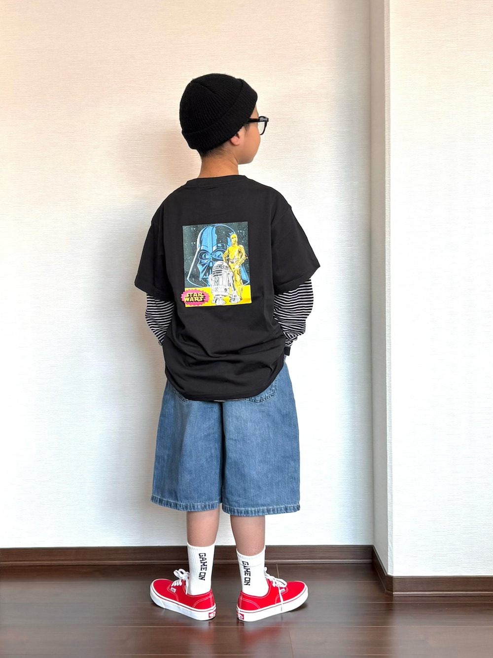 その他のTシャツ/カットソー、ブラック系のTシャツ/カットソー、ブルー系のデニムパンツを着用したキッズの春コーディネートの2枚目の写真