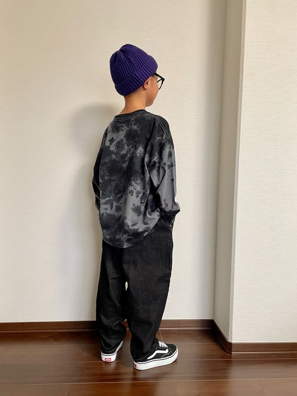 「秋コーデ、ハロウィン、ストリート、カジュアル、お出かけコーデ、休日スタイル、ニット帽、めがね、ロンT、デニム、スニーカー、テーマパークコーデ、秋っぽコーデ更新中」｜「THRASHERのTHRASHER/スラッシャー 19TH-N65 ﾋﾞｰﾆｰ（ニットキャップ/ビーニー、パープル系）」を使った、ryoooutaaaさん（キッズ・124cm）の秋コーディネートの2枚目の写真