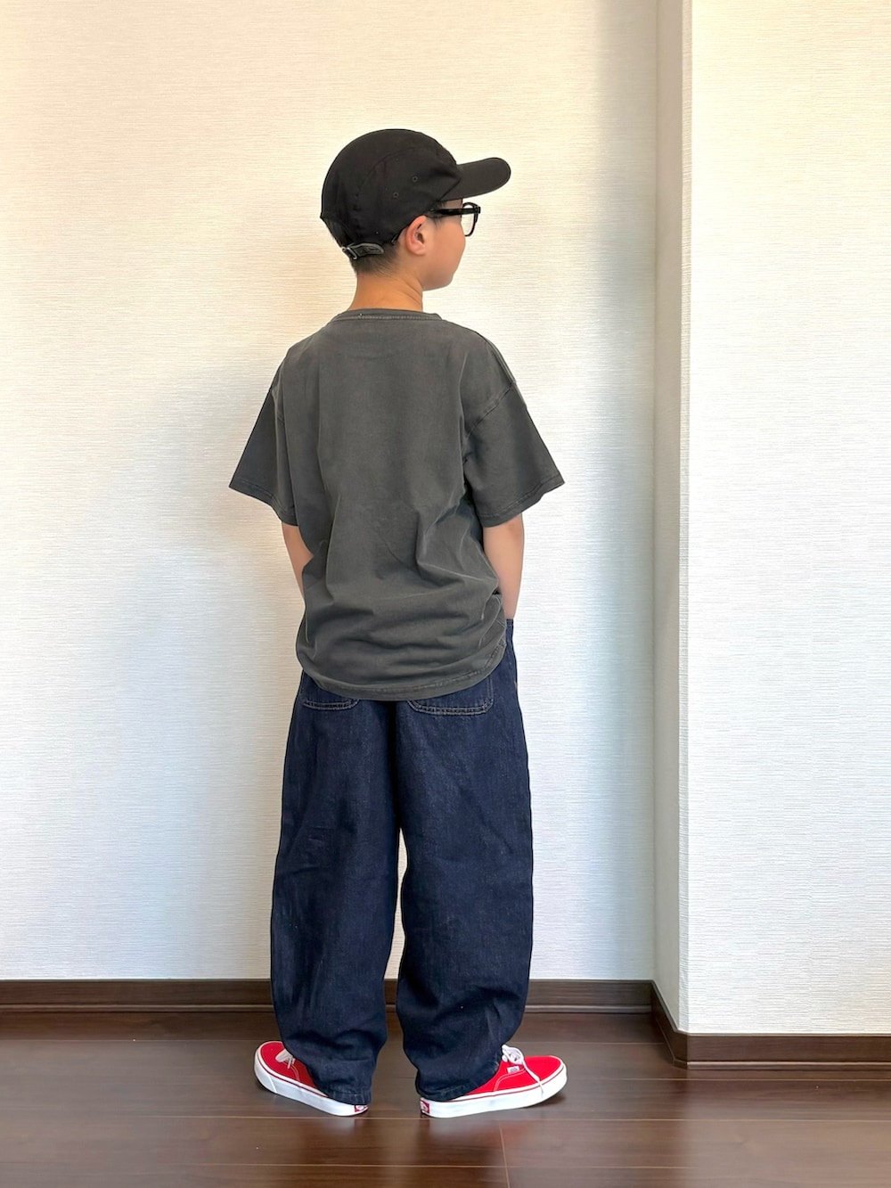 ブラック系のTシャツ/カットソー、その他のデニムパンツ、レッド系のスニーカーを着用したキッズの春コーディネートの2枚目の写真