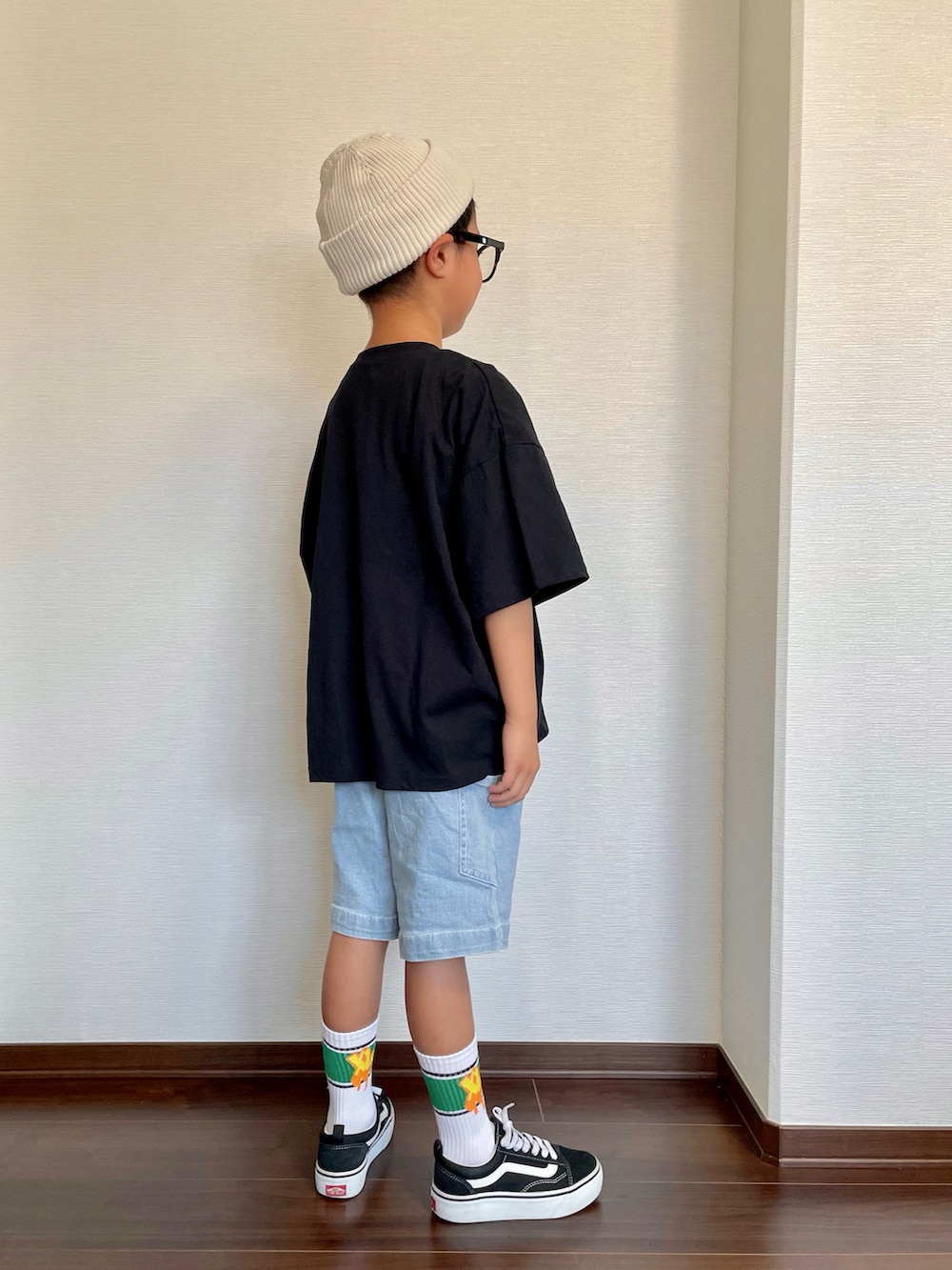 ブラック系のTシャツ/カットソー、ブルー系のその他パンツ、ブラック系のスニーカーを着用したキッズの夏コーディネートの2枚目の写真
