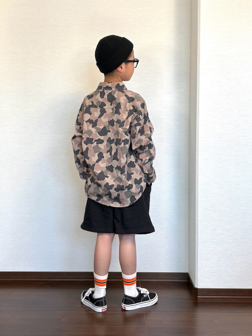 その他のシャツ/ブラウス、ブラック系のスウェットパンツ、ブラック系のスニーカーを着用したキッズの春コーディネートの3枚目の写真