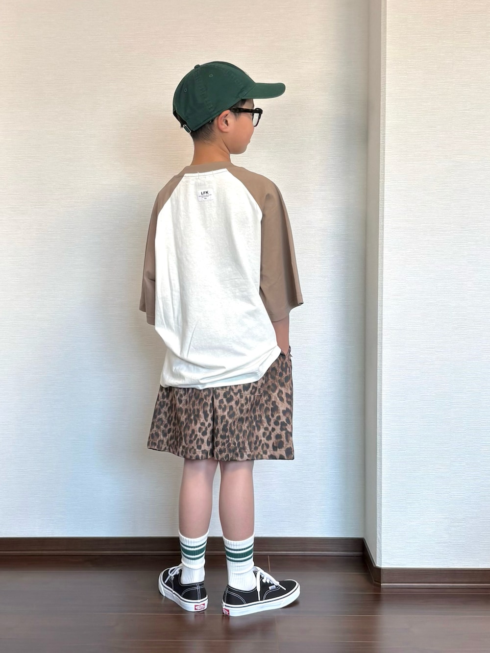 ブラウン系のTシャツ/カットソー、ベージュ系のその他パンツ、ブラック系のスニーカーを着用したキッズの夏コーディネートの3枚目の写真