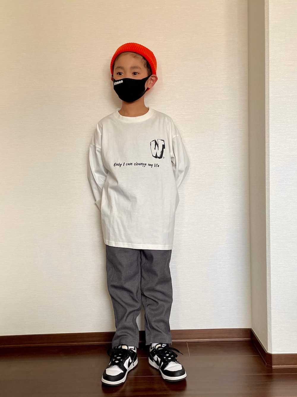 ホワイト系のTシャツ/カットソー、ホワイト系のスニーカー、グレー系のパンツを着用したキッズの春コーディネートの2枚目の写真
