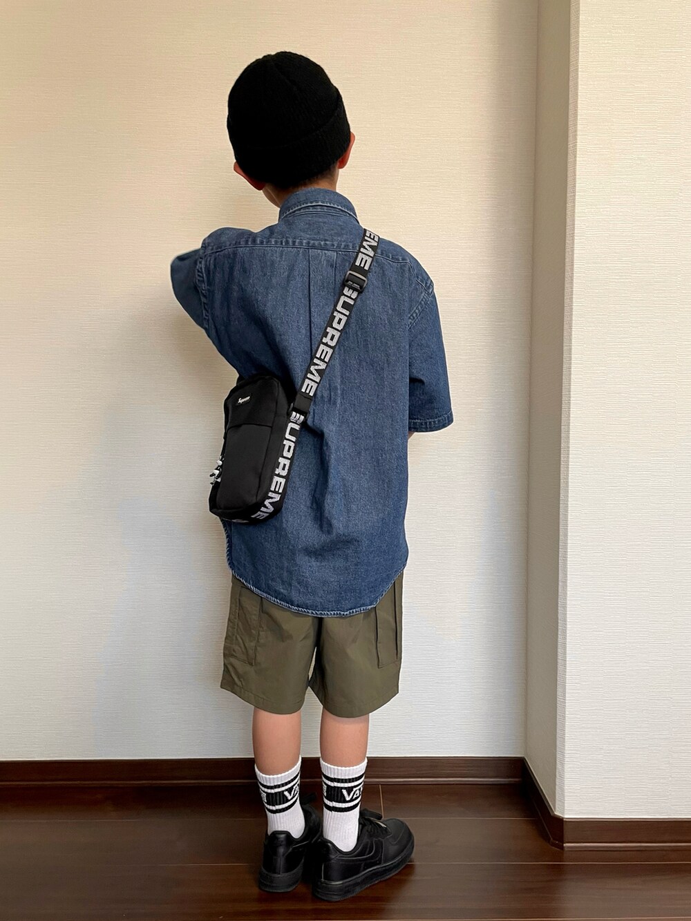 ブルー系のシャツ/ブラウス、グリーン系のカーゴパンツ、ホワイト系のスニーカーを着用したキッズの春コーディネートの2枚目の写真