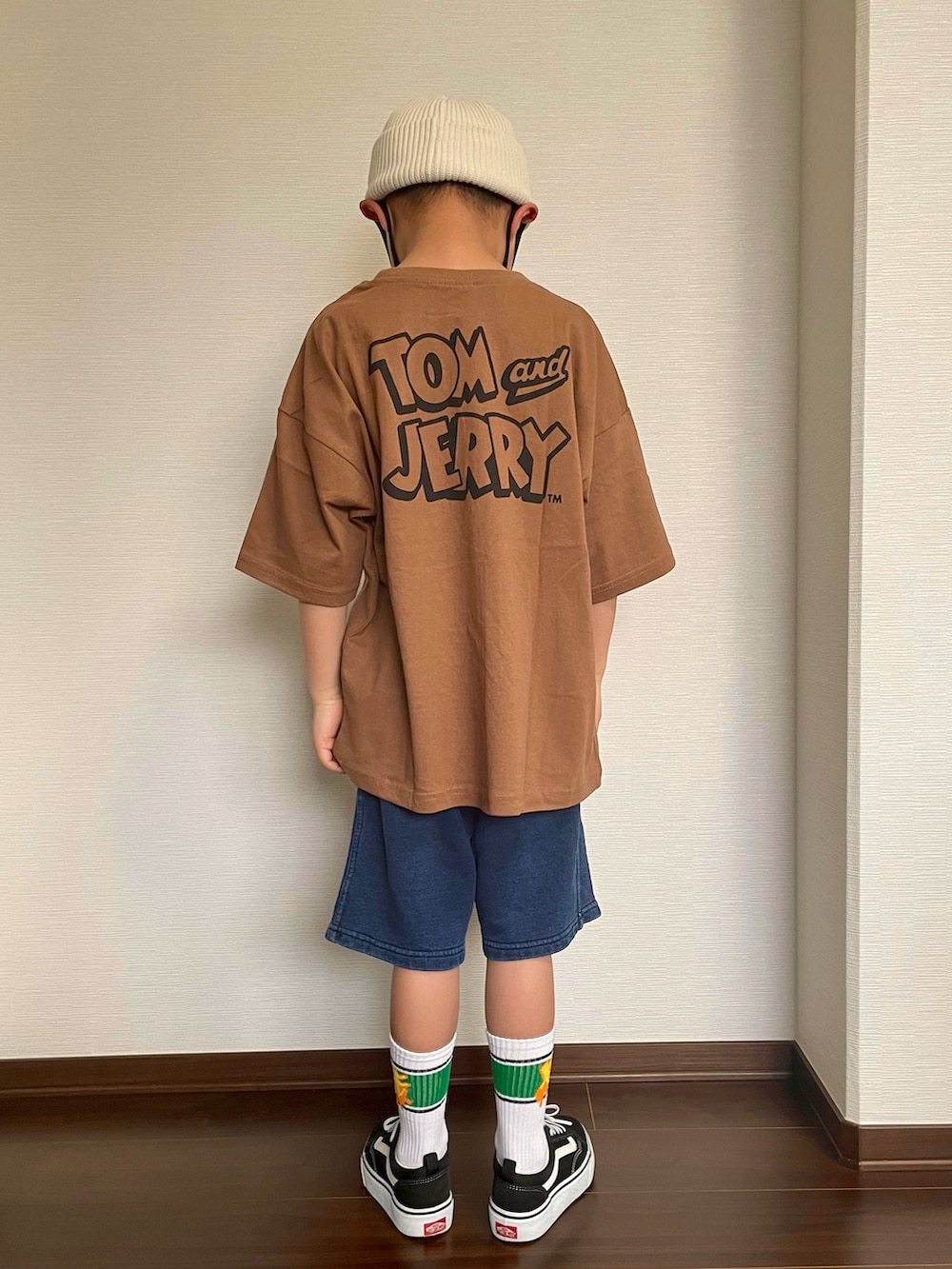 ブラウン系のTシャツ/カットソー、ブルー系のスウェットパンツ、ブラック系のスニーカーを着用したキッズの春コーディネートの2枚目の写真
