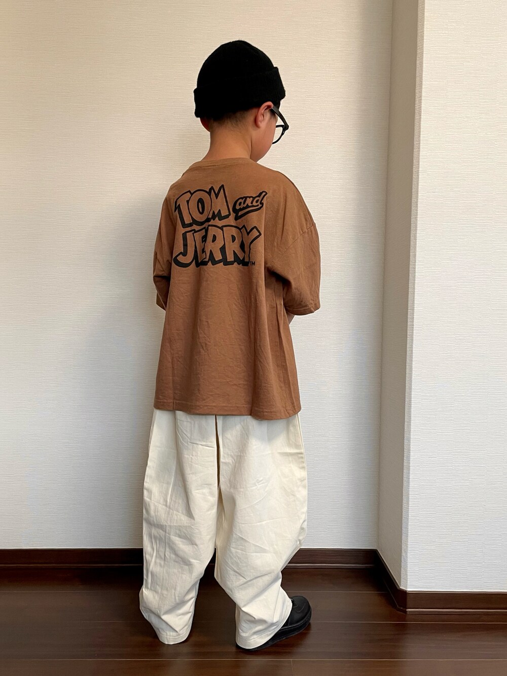 ブラウン系のTシャツ/カットソー、ホワイト系のカーゴパンツ、ホワイト系のスニーカーを着用したキッズの春コーディネートの2枚目の写真