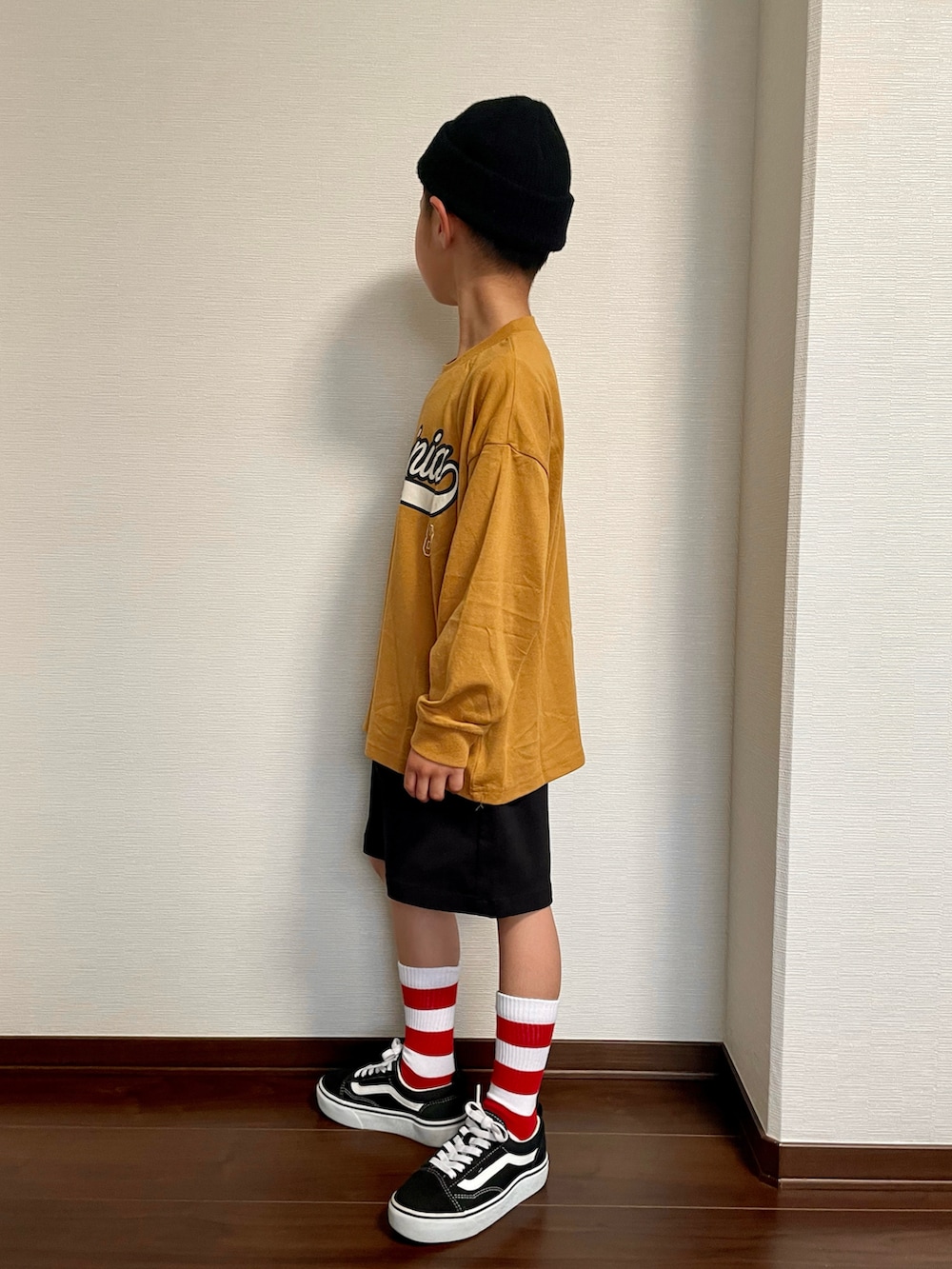 イエロー系のTシャツ/カットソー、ブラック系のその他パンツ、ブラック系のスニーカーを着用したキッズの春コーディネートの2枚目の写真