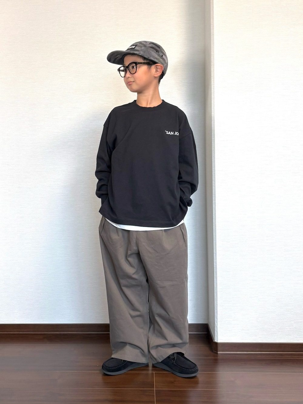 ブラック系のTシャツ/カットソー、ホワイト系のタンクトップ、グレー系のその他パンツを着用したキッズの秋コーディネートの2枚目の写真