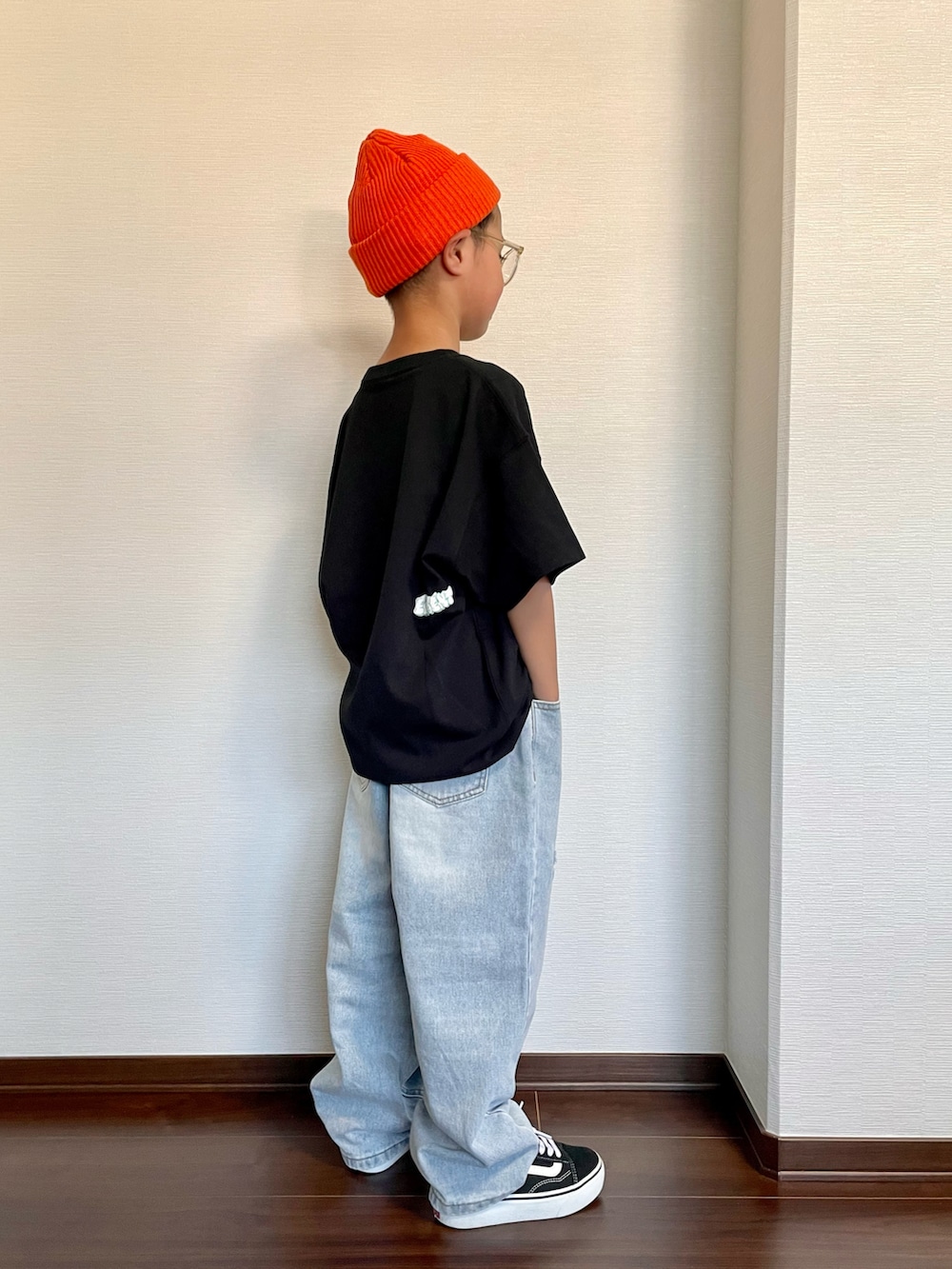 ブラック系のTシャツ/カットソー、ブルー系のデニムパンツ、ブラック系のスニーカーを着用したキッズの夏コーディネートの2枚目の写真