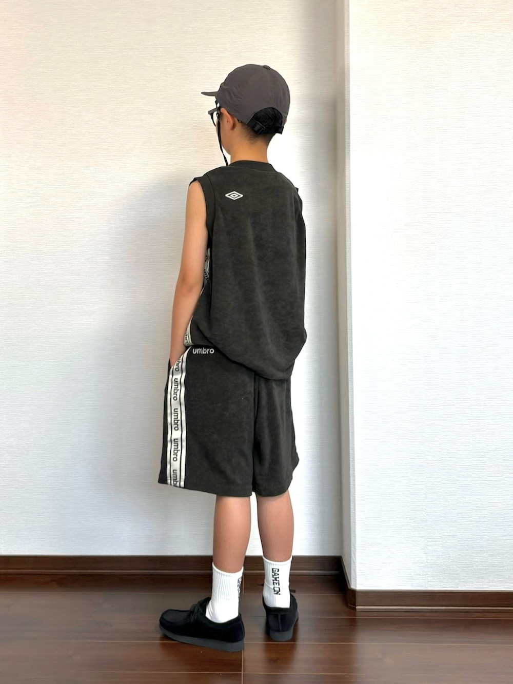 ブラック系のTシャツ/カットソー、ブラック系のパンツ、ブラック系のシューズを着用したキッズの夏コーディネートの2枚目の写真