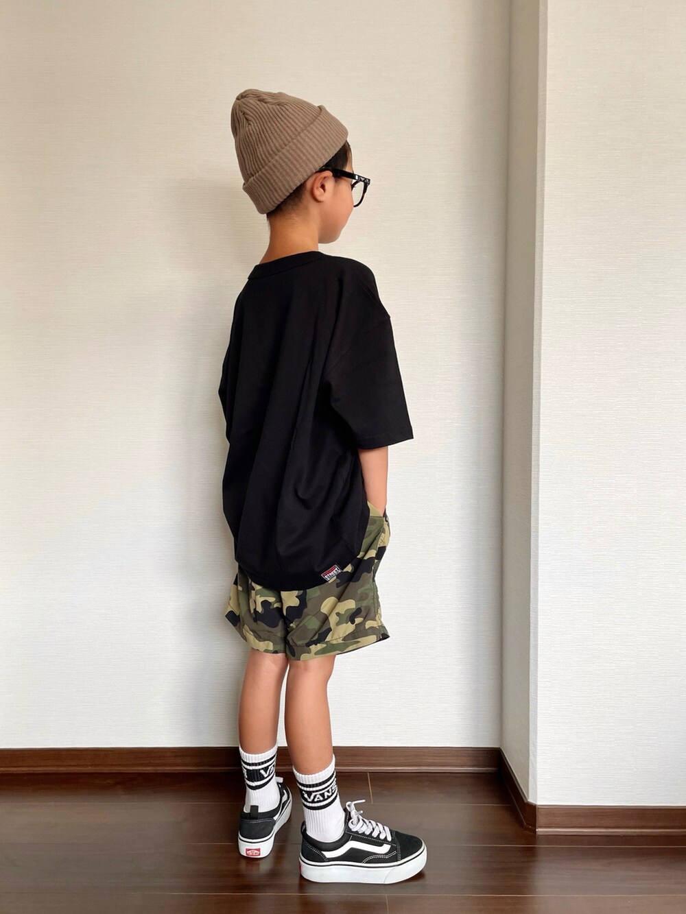 ブラック系のTシャツ/カットソー、グリーン系のその他パンツ、ブラック系のスニーカーを着用したキッズの夏コーディネートの2枚目の写真