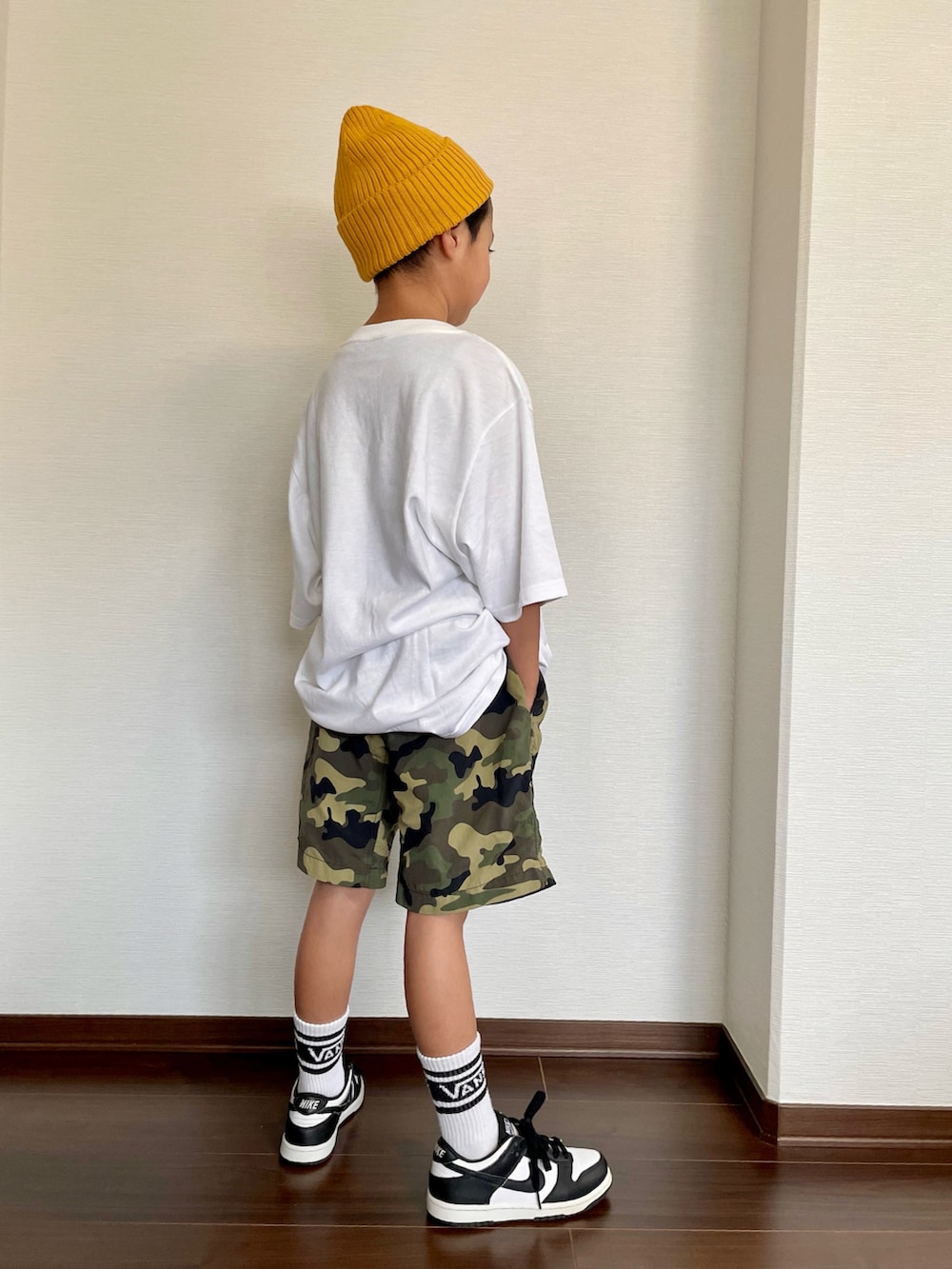 ホワイト系のTシャツ/カットソー、グリーン系のその他パンツ、ホワイト系のスニーカーを着用したキッズの夏コーディネートの2枚目の写真
