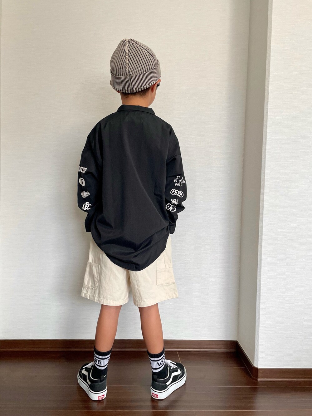 ブラック系のシャツ/ブラウス、ホワイト系のその他パンツ、ブラック系のスニーカーを着用したキッズの秋コーディネートの3枚目の写真