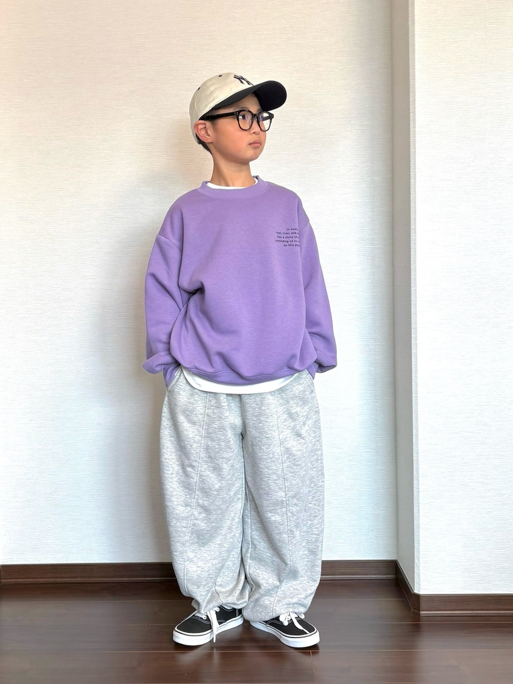 パープル系のスウェット、グレー系のスウェットパンツ、ブラック系のスニーカーを着用したキッズの冬コーディネートの2枚目の写真