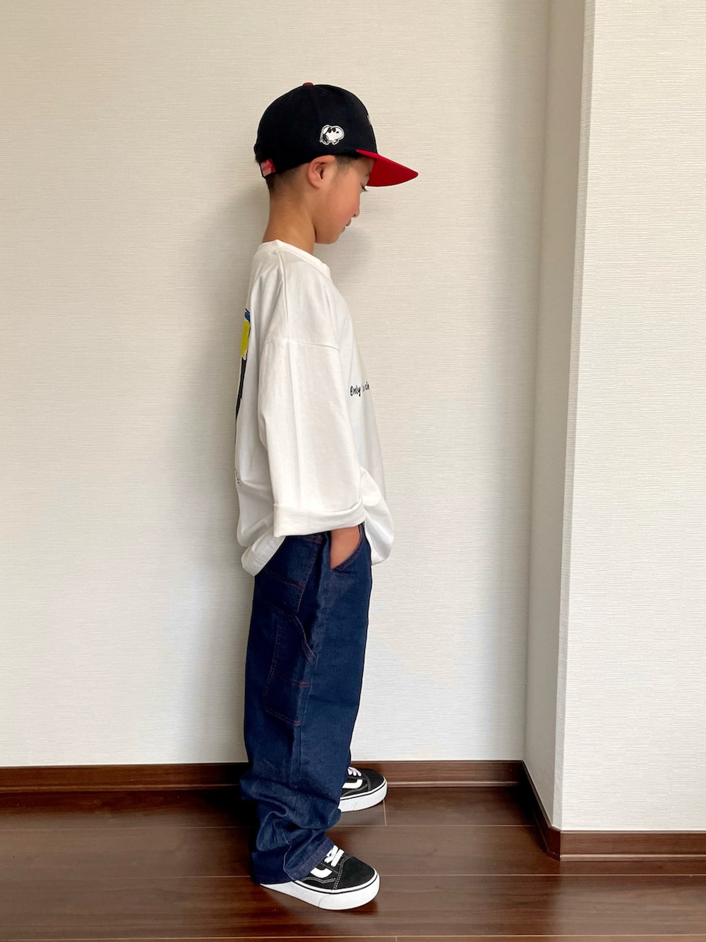 ホワイト系のTシャツ/カットソー、ブルー系のパンツ、ブラック系のスニーカーを着用したキッズの春コーディネートの2枚目の写真