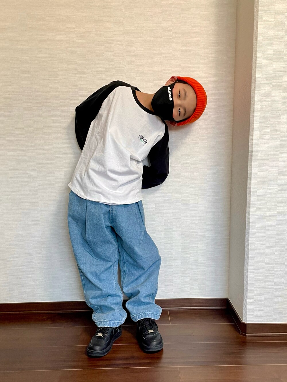 ホワイト系のTシャツ/カットソー、ブルー系のデニムパンツ、ホワイト系のスニーカーを着用したキッズの春コーディネートの3枚目の写真