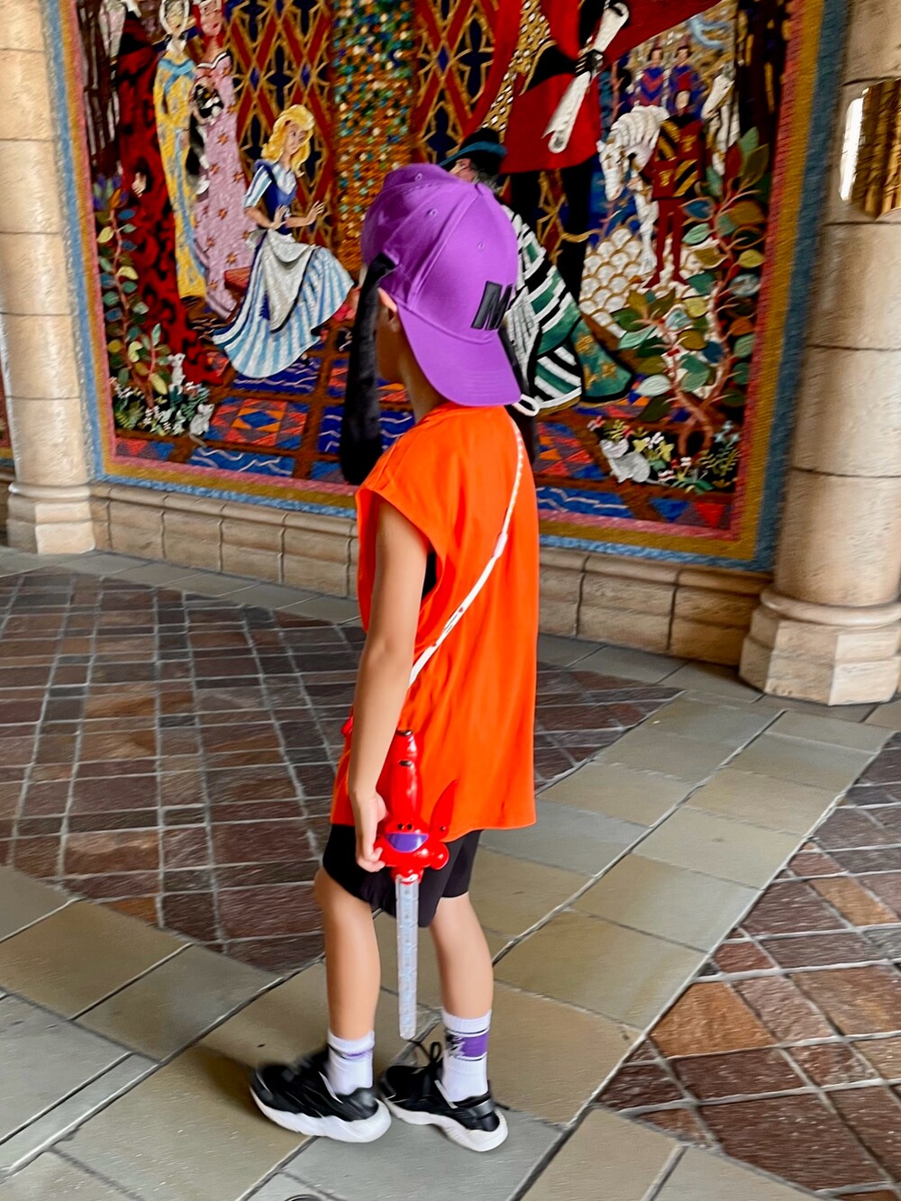 オレンジ系のトップス、ブラック系のその他パンツ、ブラック系のスニーカーを着用したキッズの夏コーディネートの2枚目の写真