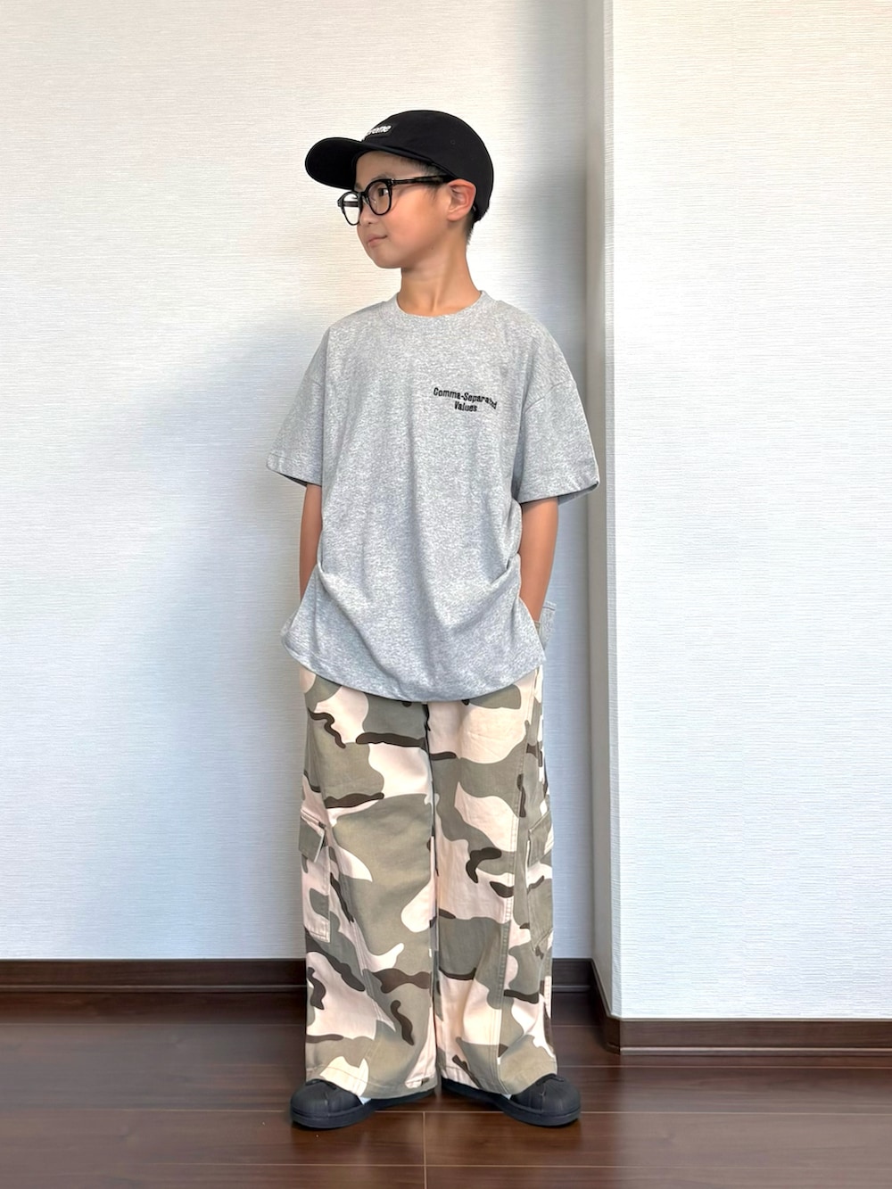 グレー系のTシャツ/カットソー、グリーン系のカーゴパンツ、ブラック系のスニーカーを着用したキッズの夏コーディネートの2枚目の写真