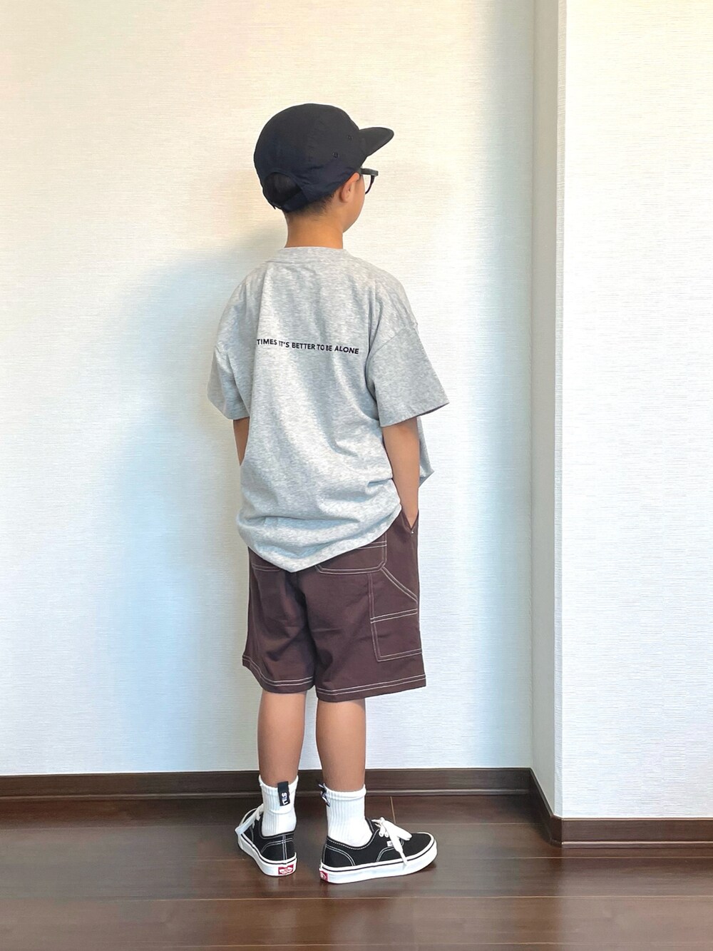 グレー系のTシャツ/カットソー、ブラウン系のその他パンツ、ブラック系のスニーカーを着用したキッズの夏コーディネートの2枚目の写真