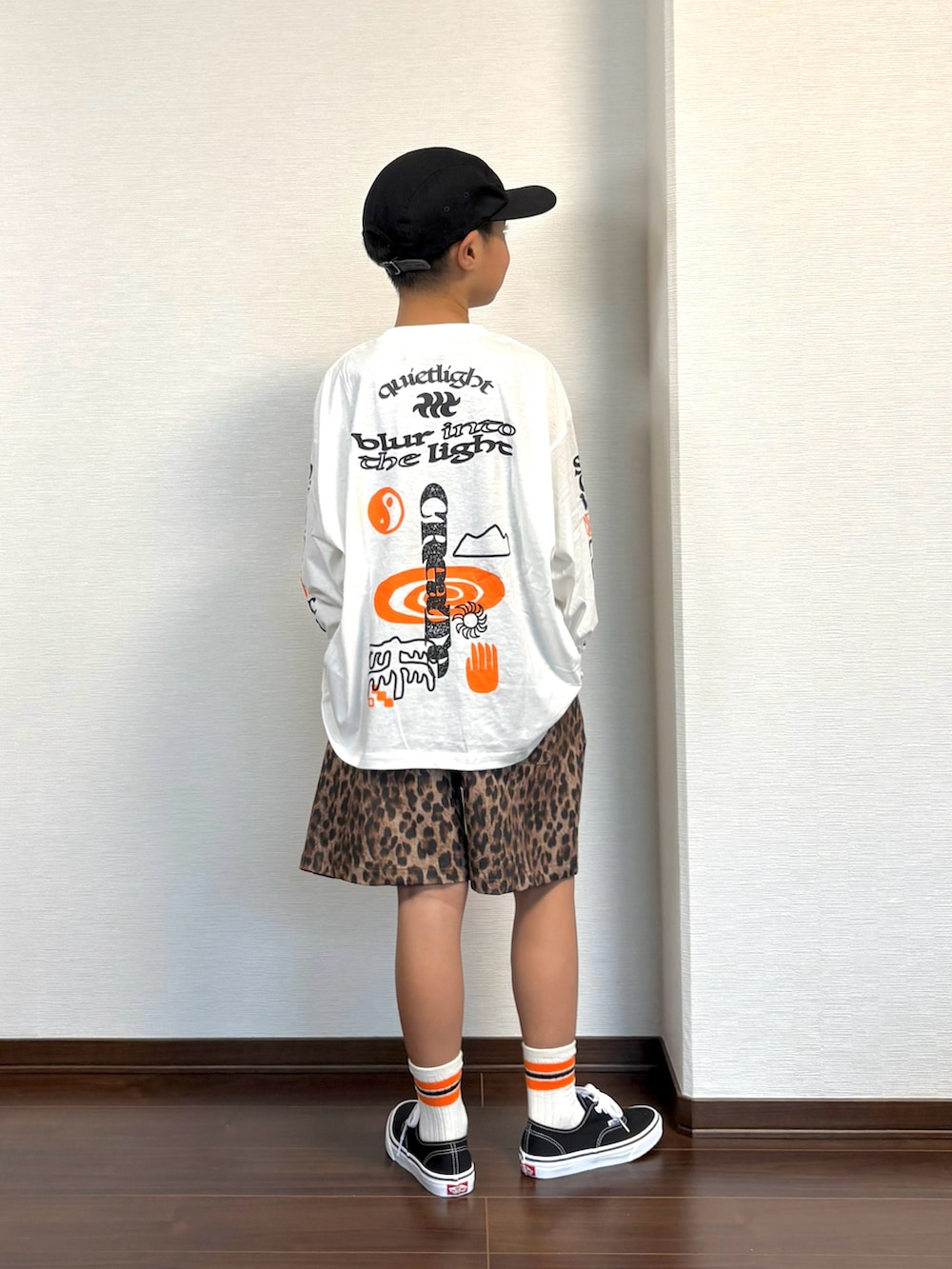 ベージュ系のその他パンツ、ホワイト系のTシャツ/カットソー、ブラック系のスニーカーを着用したキッズの秋コーディネートの2枚目の写真