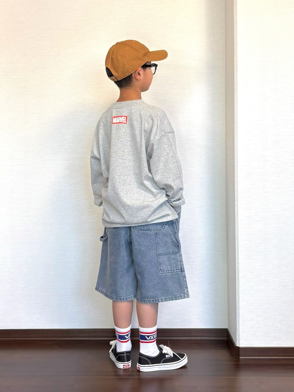 グレー系のTシャツ/カットソー、ブルー系のその他パンツ、ブラック系のスニーカーを着用したキッズの春コーディネートの2枚目の写真