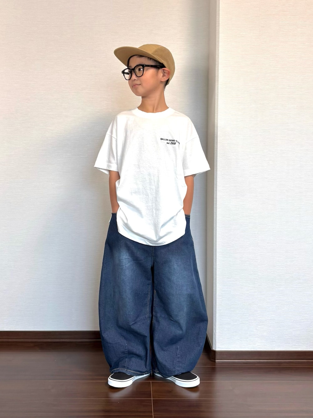 ホワイト系のTシャツ/カットソー、ブルー系のデニムパンツ、ブラック系のスニーカーを着用したキッズの夏コーディネートの2枚目の写真