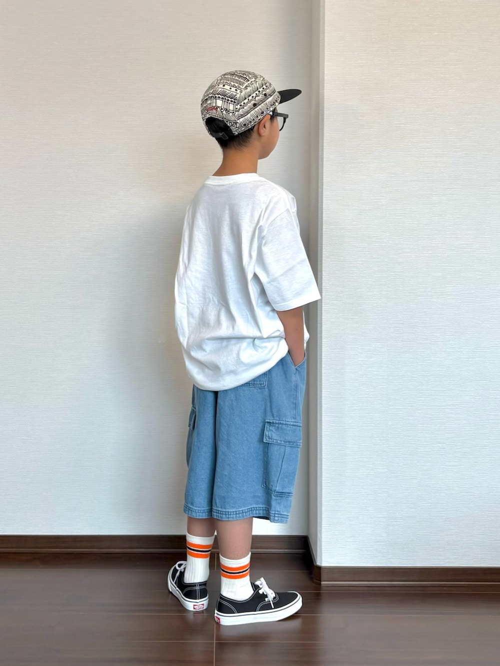 ブルー系のカーゴパンツ、ホワイト系のTシャツ/カットソー、ブラック系のスニーカーを着用したキッズの夏コーディネートの3枚目の写真