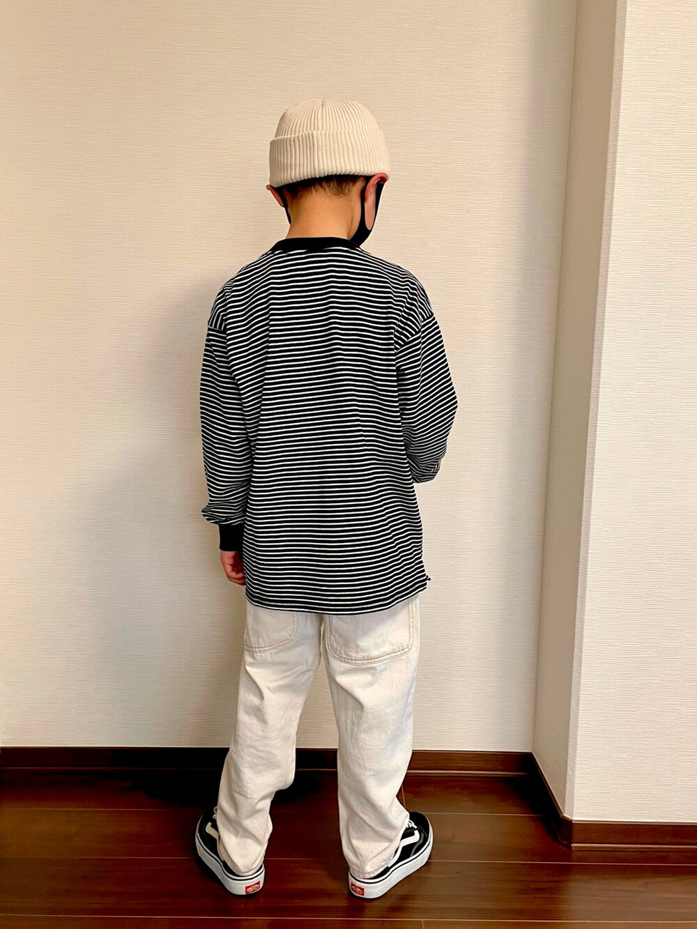 その他のTシャツ/カットソー、ホワイト系のデニムパンツ、ブラック系のスニーカーを着用したキッズの春コーディネートの2枚目の写真