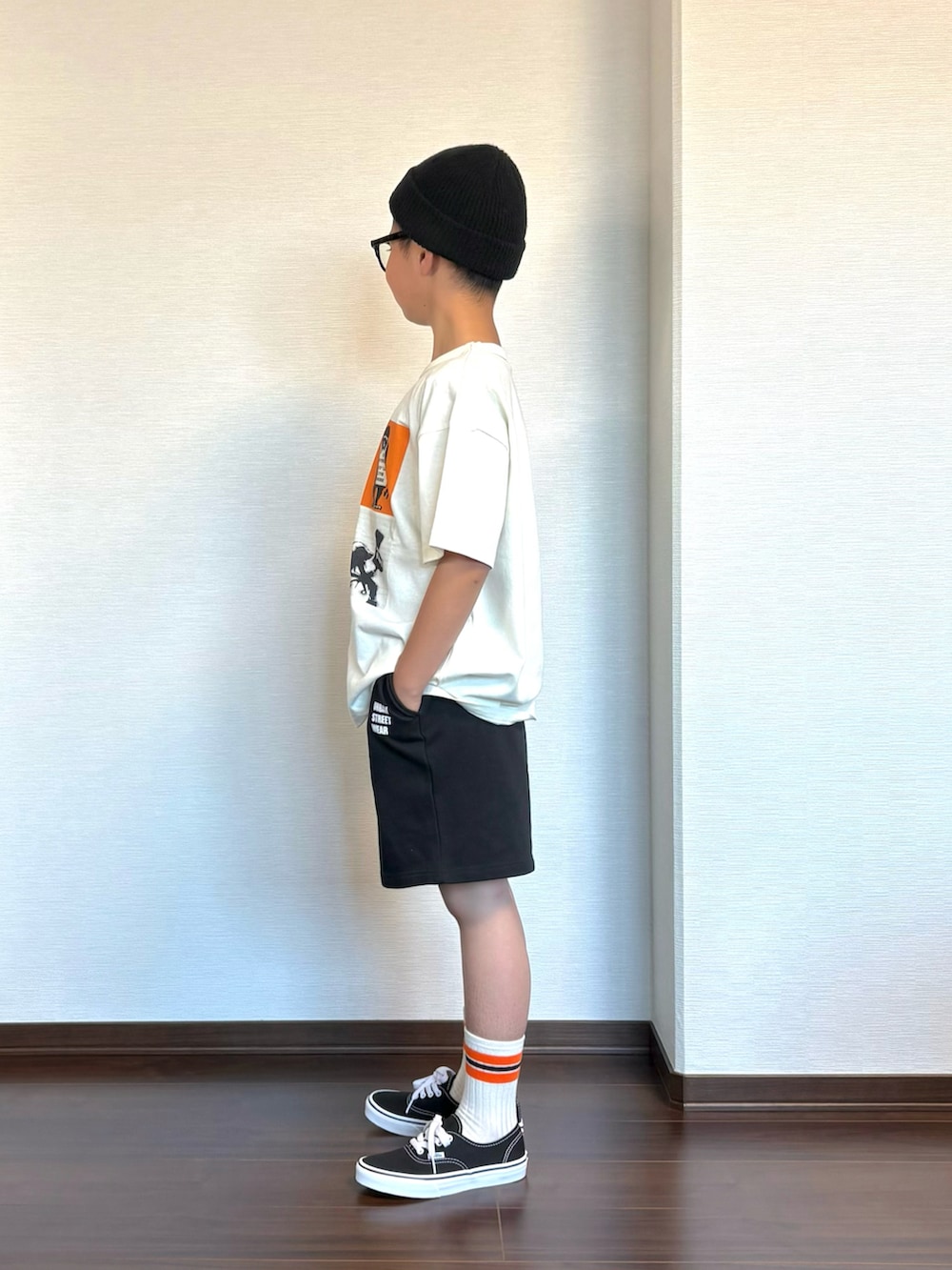 ホワイト系のTシャツ/カットソー、ブラック系のスウェットパンツ、ブラック系のスニーカーを着用したキッズの春コーディネートの2枚目の写真