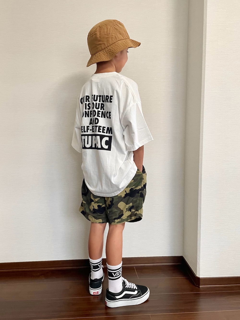 ホワイト系のTシャツ/カットソー、グリーン系のその他パンツ、ブラック系のスニーカーを着用したキッズの夏コーディネートの2枚目の写真