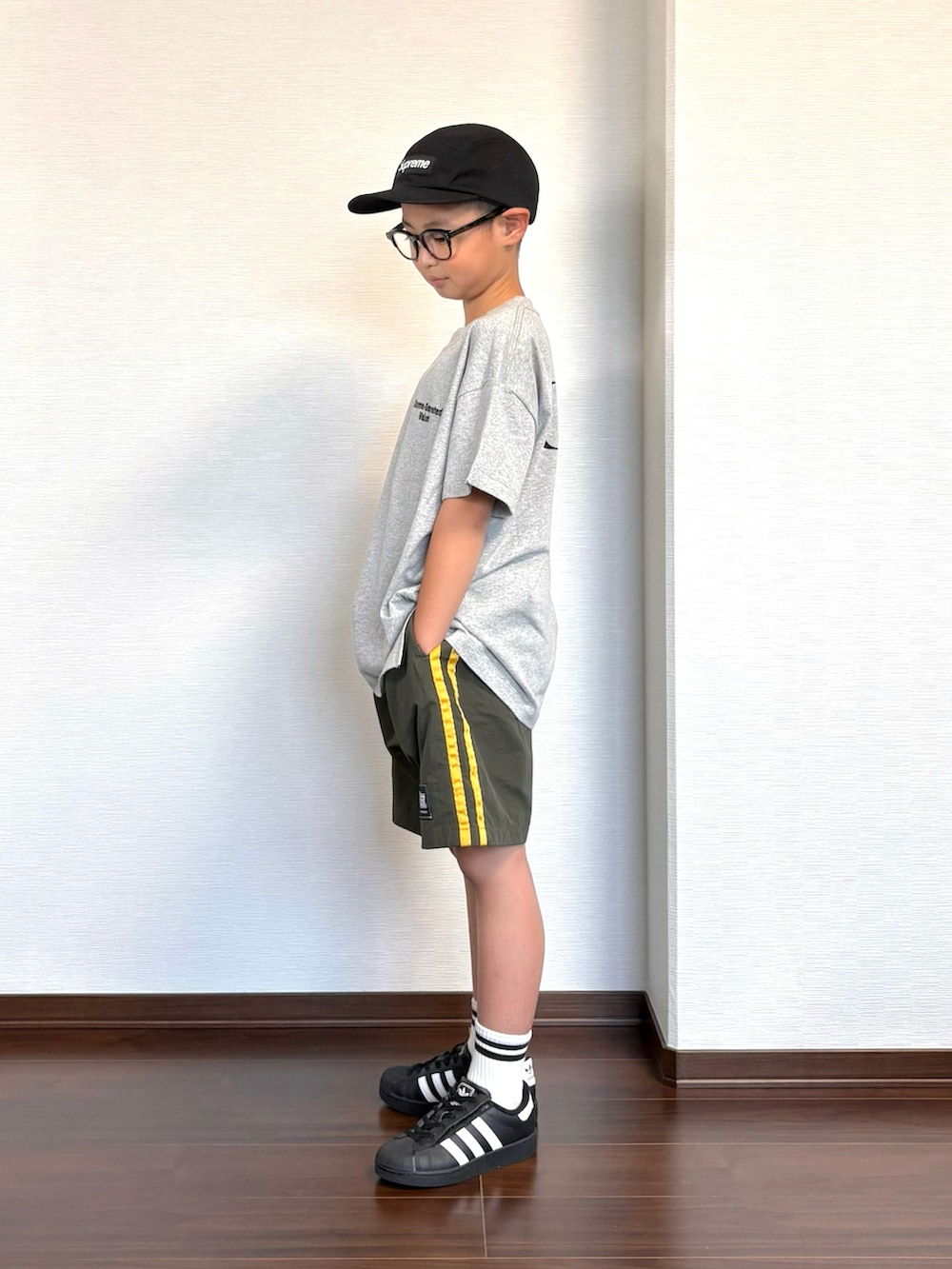 グレー系のTシャツ/カットソー、グリーン系のその他パンツ、ブラック系のスニーカーを着用したキッズの夏コーディネートの2枚目の写真