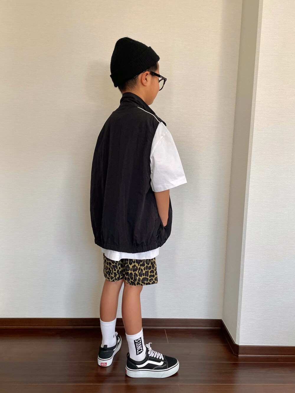 ブラック系のベスト、その他のその他パンツ、ブラック系のスニーカーを着用したキッズの夏コーディネートの3枚目の写真