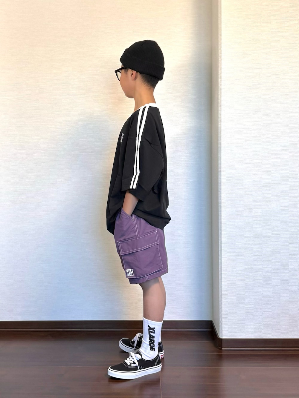 ブラック系のTシャツ/カットソー、パープル系のその他パンツ、ブラック系のスニーカーを着用したキッズの夏コーディネートの2枚目の写真