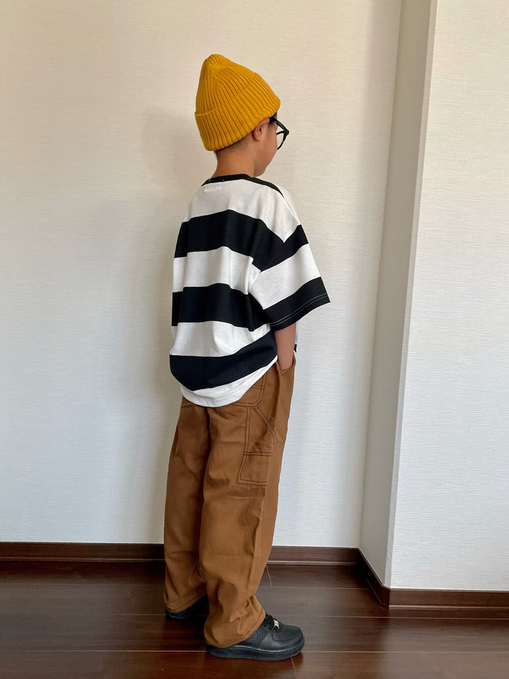 ブラック系のTシャツ/カットソー、ブラウン系のカーゴパンツ、ブラック系のスニーカーを着用したキッズの夏コーディネートの2枚目の写真