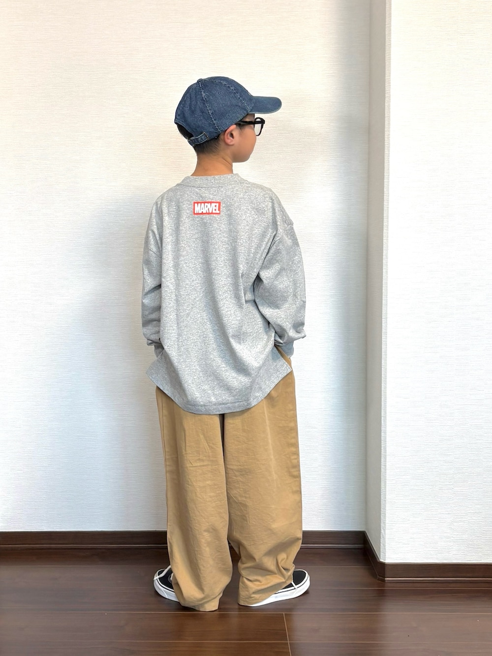 グレー系のTシャツ/カットソー、ベージュ系のカーゴパンツ、ブラック系のスニーカーを着用したキッズの春コーディネートの2枚目の写真