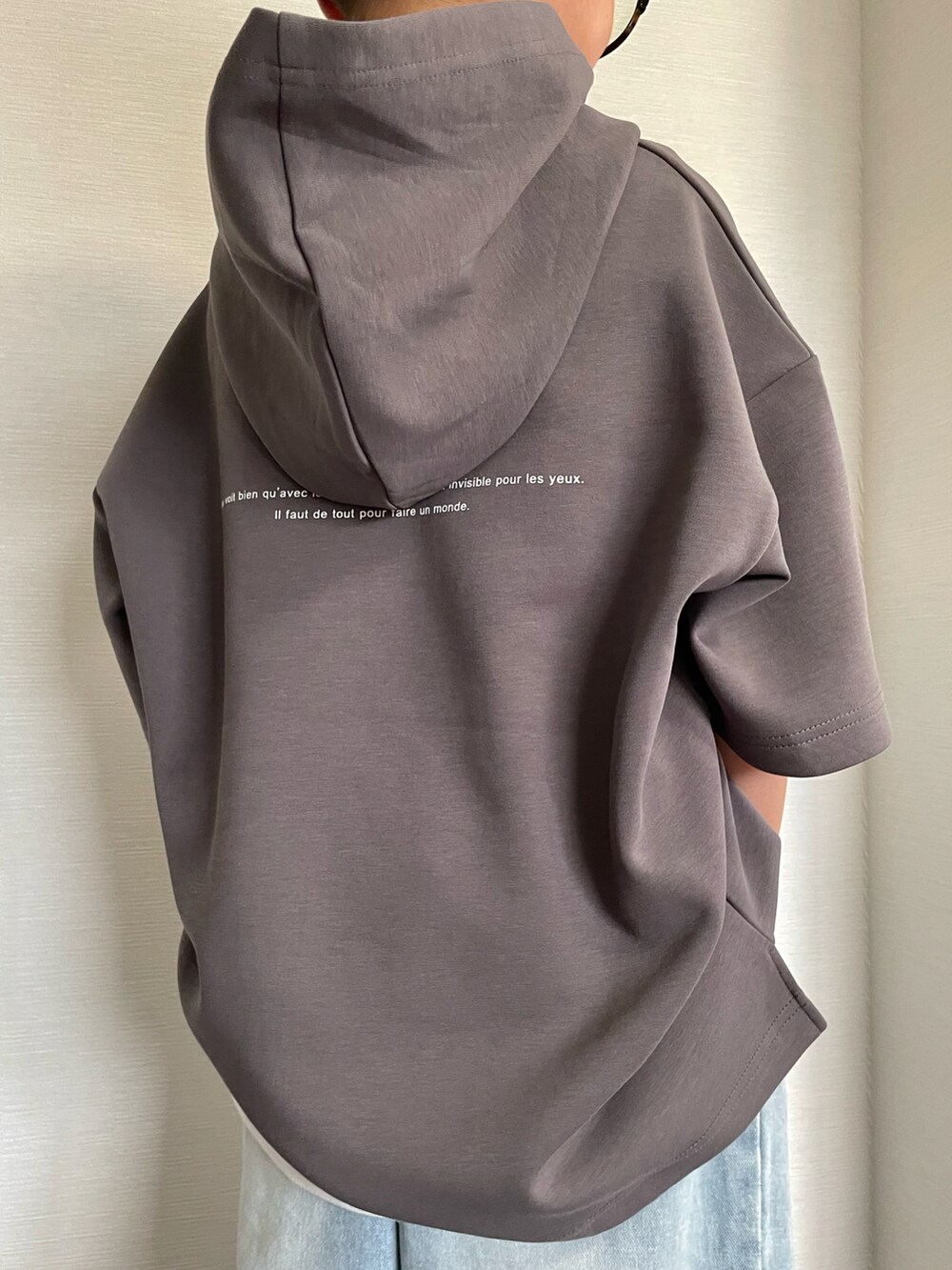 グレー系のパーカー、ホワイト系のタンクトップ、ブルー系のデニムパンツを着用したキッズの夏コーディネートの3枚目の写真