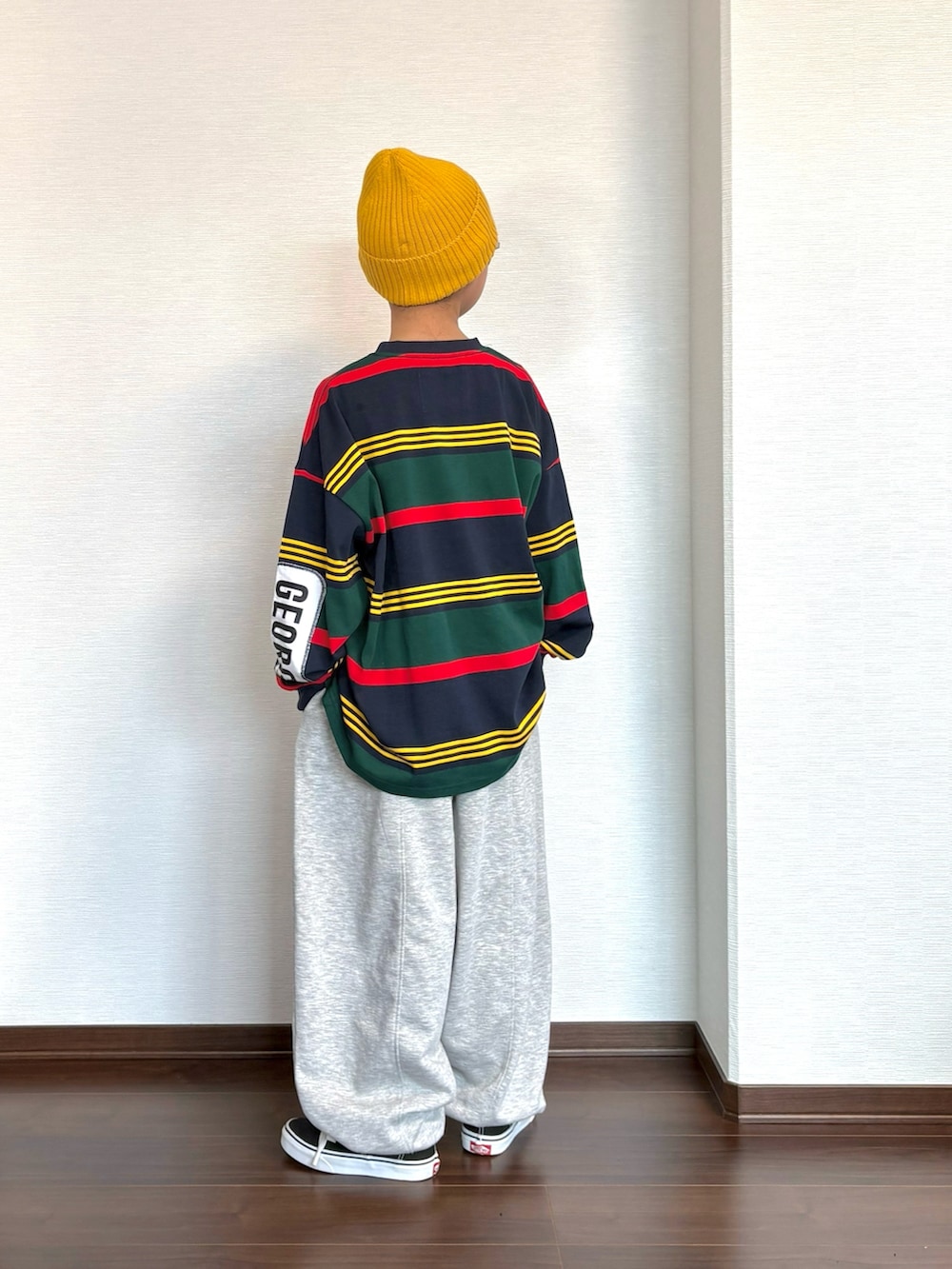 グリーン系のTシャツ/カットソー、グレー系のスウェットパンツ、ブラック系のスニーカーを着用したキッズの冬コーディネートの3枚目の写真